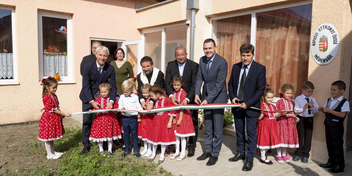 Nemzeti színű szalag elvágása a Napsugár piarista óvoda átadásán