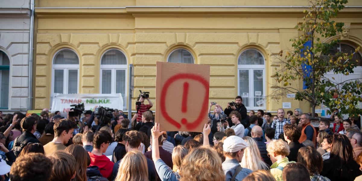 Tiltakozás a Belső-Pesti Tankerületi Központnál. Most a pénzfelhasználás került a figyelem középpontjába