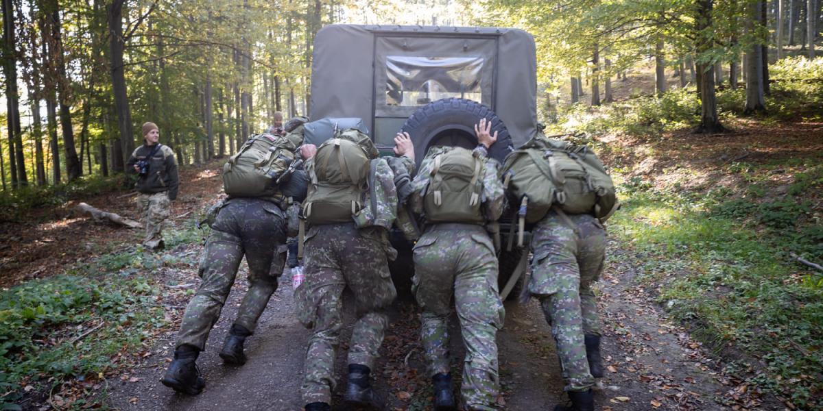 NATO-katonáink a tolóerejüket is megmutatták, amikor egy katonai jármű nem bírta az emelkedőt