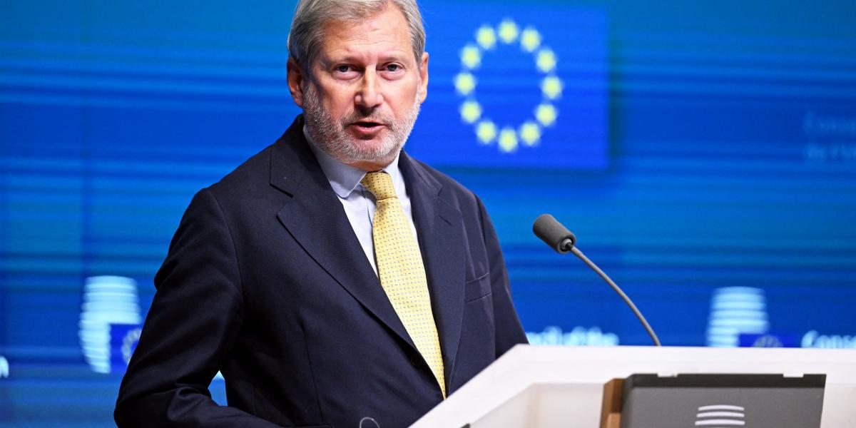 Johannes Hahn egy 2023. szeptember 19-i brüsszeli sajtótájékoztatón