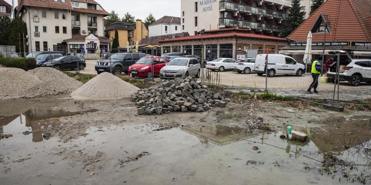 A fideszes vezetésű Keszthelyen is foglalkoztatták a céget, pedig még ez a kis hévízi tér és sétálóutca is túl nagy falatnak bizonyult számára