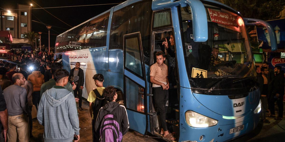 Buszokkal szállították át a palesztinokat az Al-Sifa Kórházból a Nasszer Kórházba