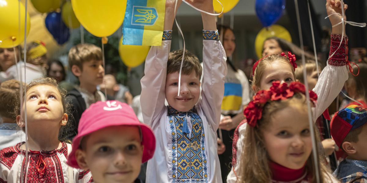 A beilleszkedés számos nehézséggel jár, és nem csupán azok számára, akik nyugalomra, megértésre és együttérzésre vágynak, hanem azok számára is, akik idegenkednek az ismeretlenektől, miközben tudják, mennyire fontos befogadni
a rászorulót