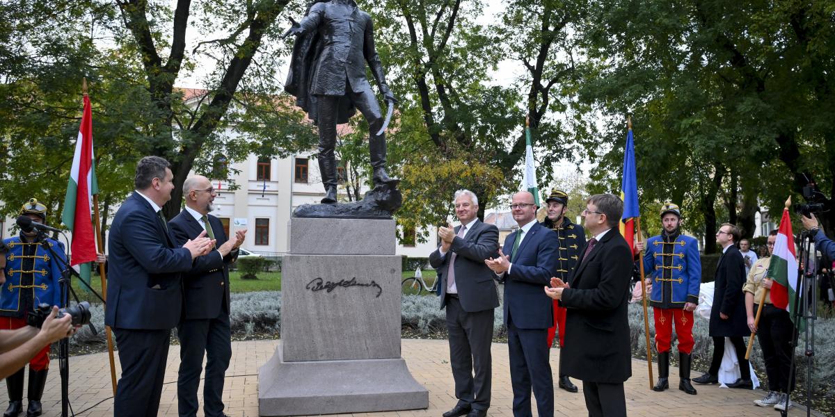 Szoboravatás
Szatmárnémetiben.
Mi lesz, ha
a határon túl is
betiltják a külföldi
támogatást?