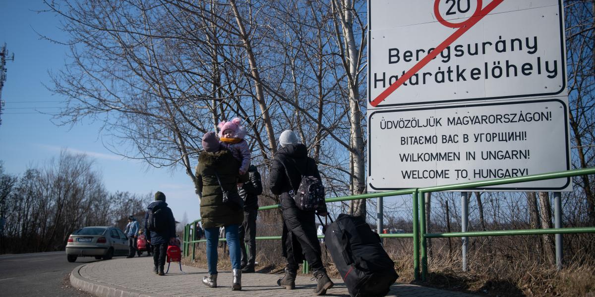 Menekültek érkeznek Beregsurányba. A közel két éve tartó háború miatt a kárpátaljai magyarság végképp „folklorisztikus elemmé” válhat