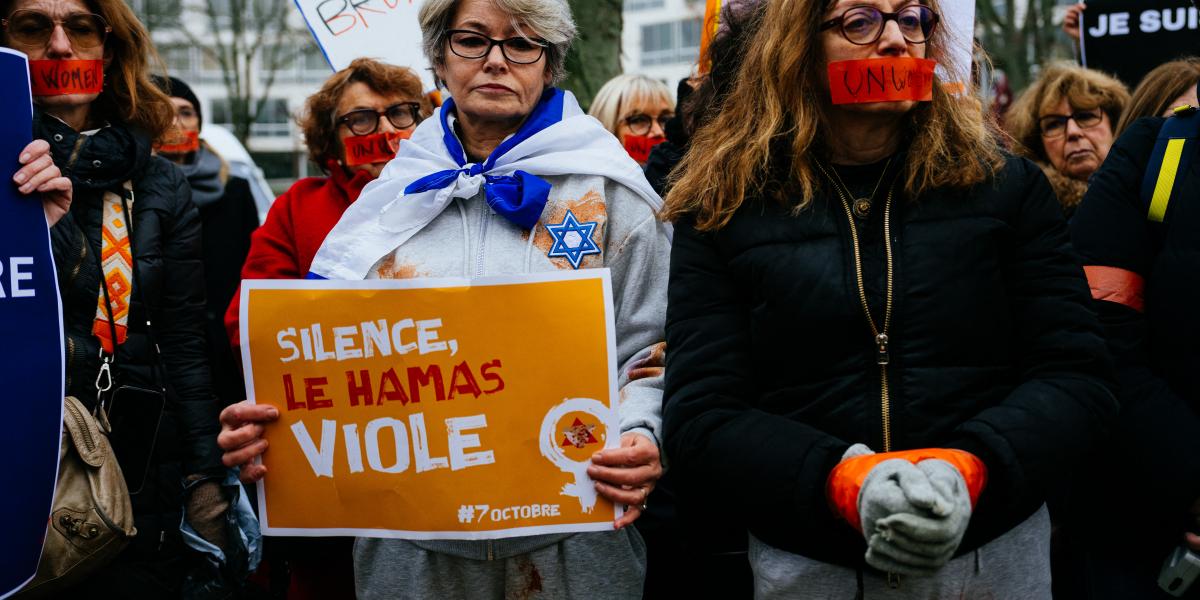 "Csendet, a Hamász erőszakol" - Feminista szolidaritási tüntetés az UNESCO-székház előtt