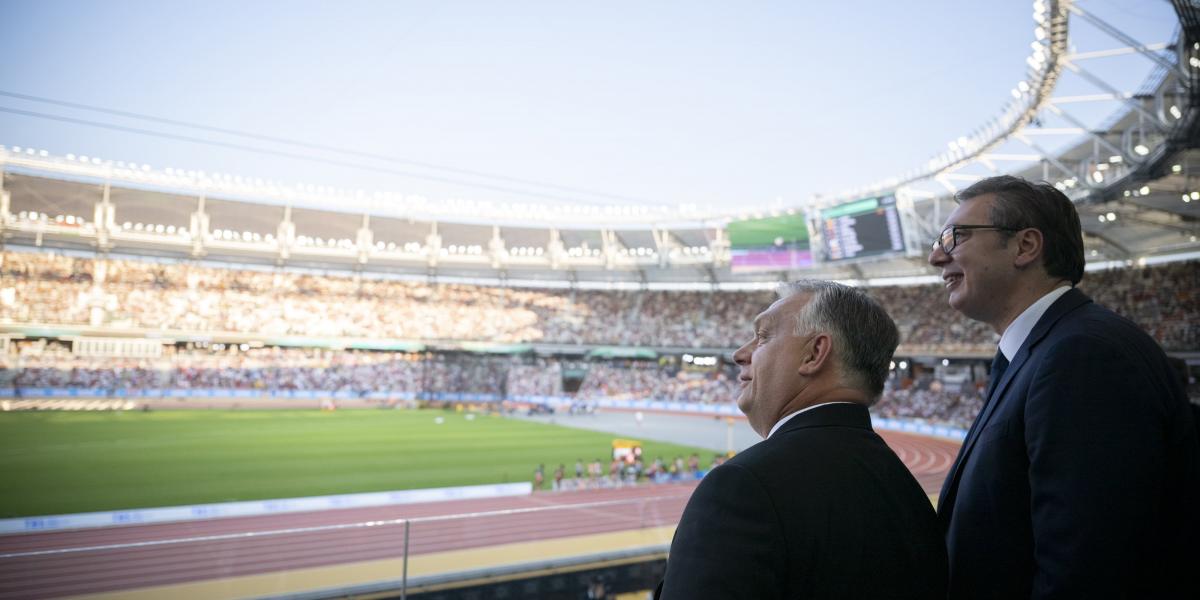 Orbán Viktor miniszterelnök (b) és Aleksandar Vucic szerb köztársasági elnök a Nemzeti Atlétikai Központban