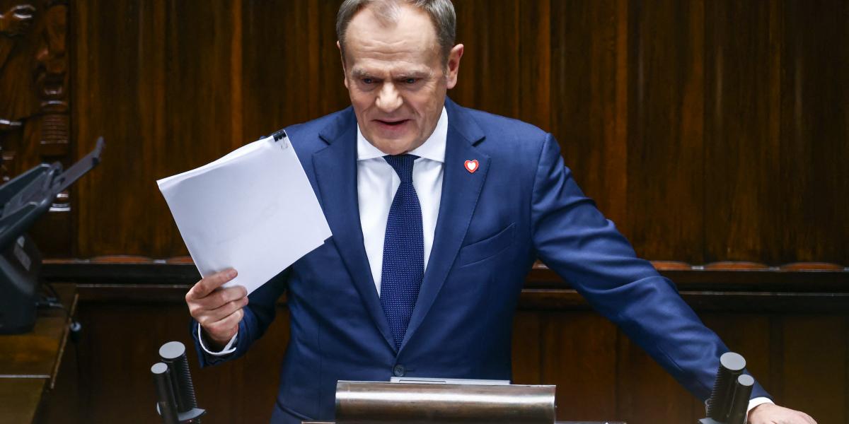 Donald Tusk kedden felszólalás közben a szejm előtt