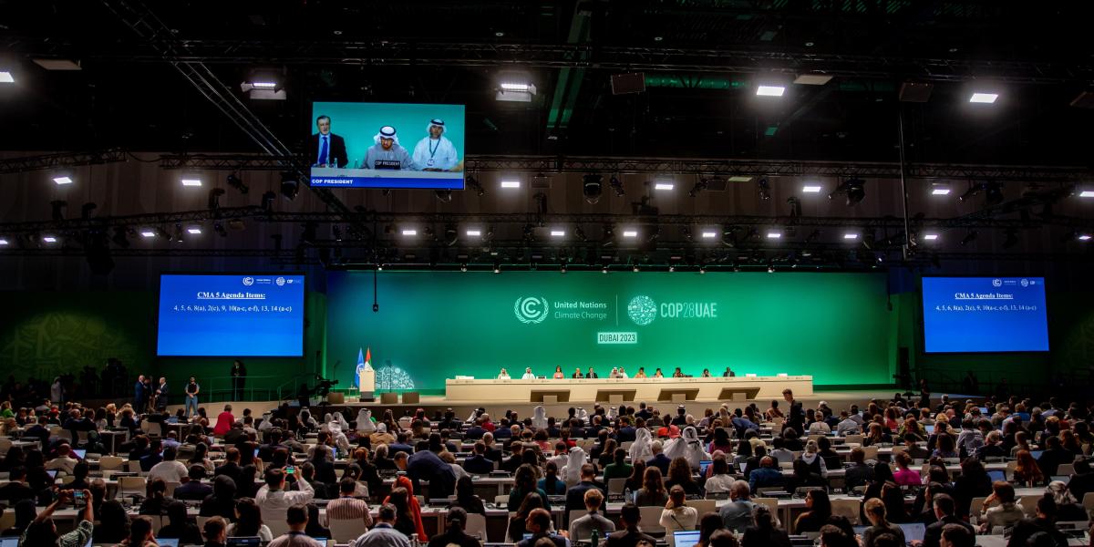 Az ENSZ 28. nemzetközi éghajlatváltozási konferenciájának (COP28) záróülése, miután a résztvevõk elfogadták a konferencia zárónyilatkozatát Dubajban 2023. december 13-án