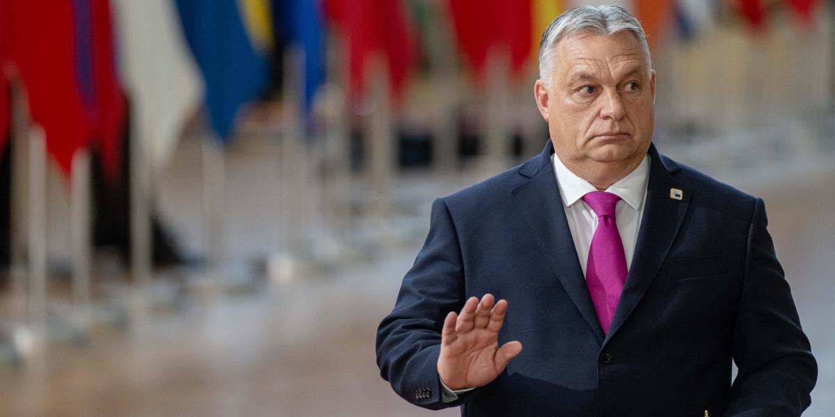 Egy névtelenséget kérő EU-forrás szerint Orbán Viktor előre egyeztetett koreográfia szerint hiányzott a teremből a „történelmi” döntés meghozatalakor