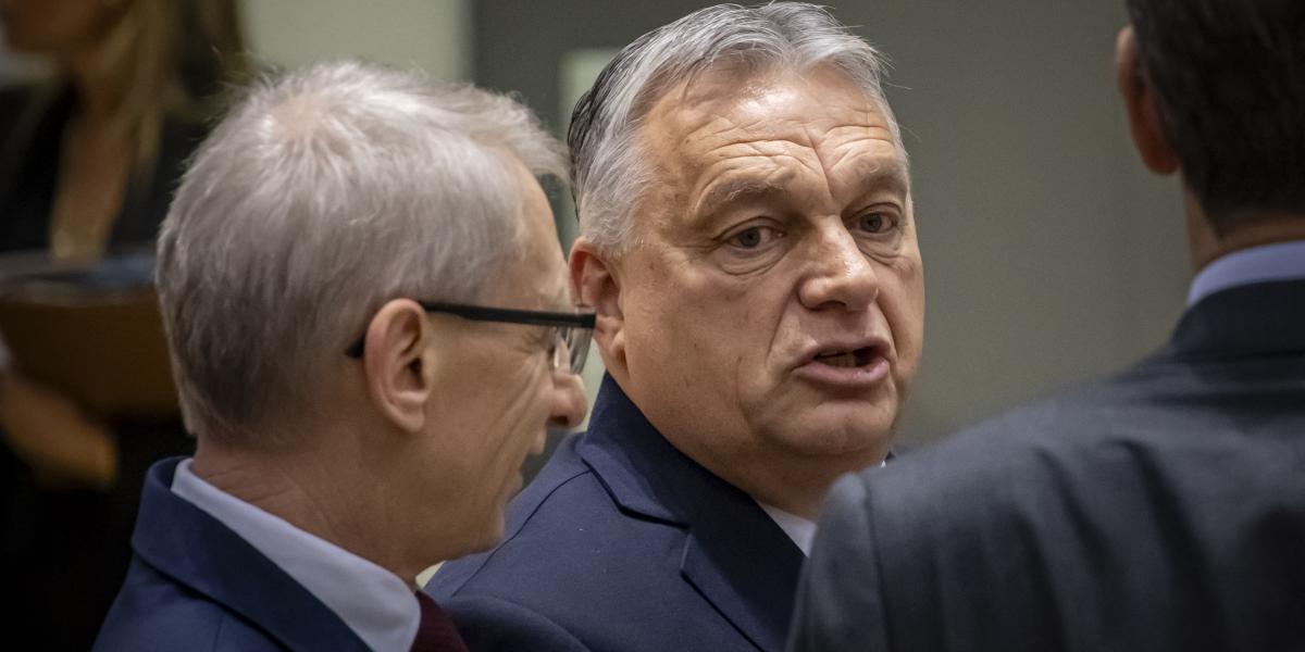 Nikolaj Denkov bolgár miniszterelnök Orbán Viktorral a december 14-i brüsszeli EU-csúcson