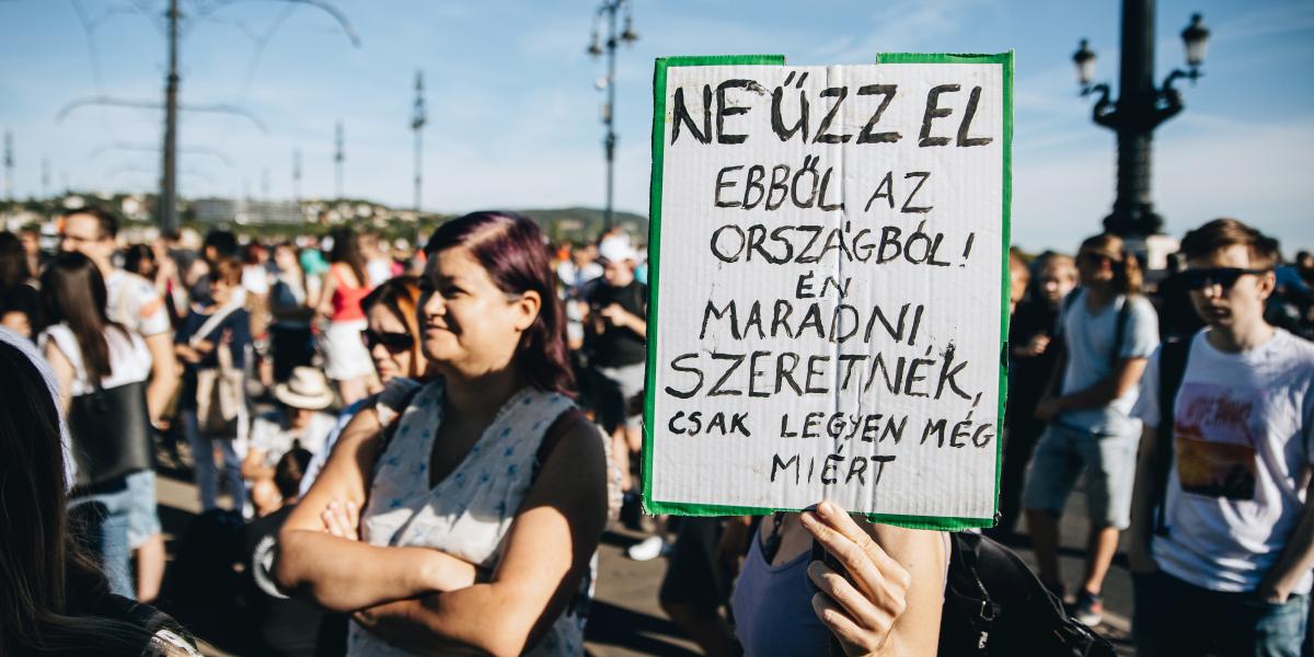 Tüntető fiatalok. Amiért érdemes huzamosabb időt az otthontól távol tölteni, az a béke