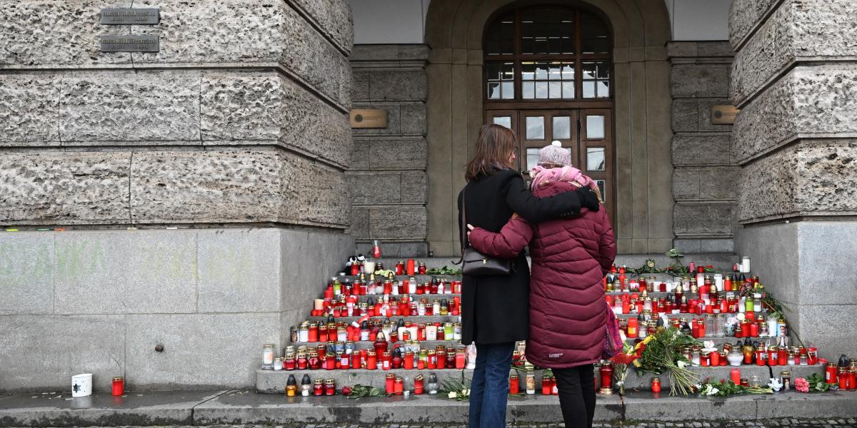 Mécsesek a prágai Károly Egyetem Bölcsészettudományi Karának lépcsőjén 2023. december 24-én.