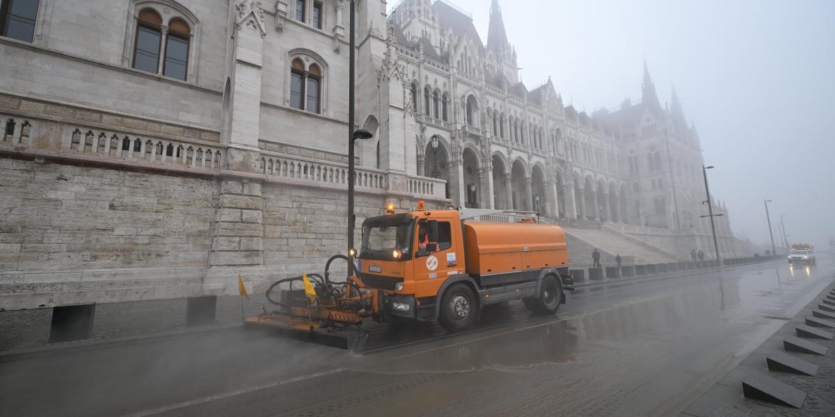 Takarítja a fővárosi idősebb Antall József rakpart Parlament előtti szakaszát a Dunán levonuló árhullám után