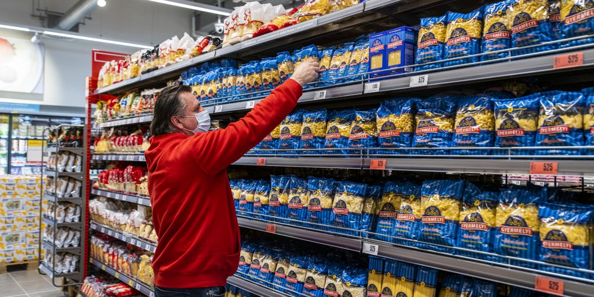 A boltok mérete, forgalma és teljesítménye is befolyásolja a béreket