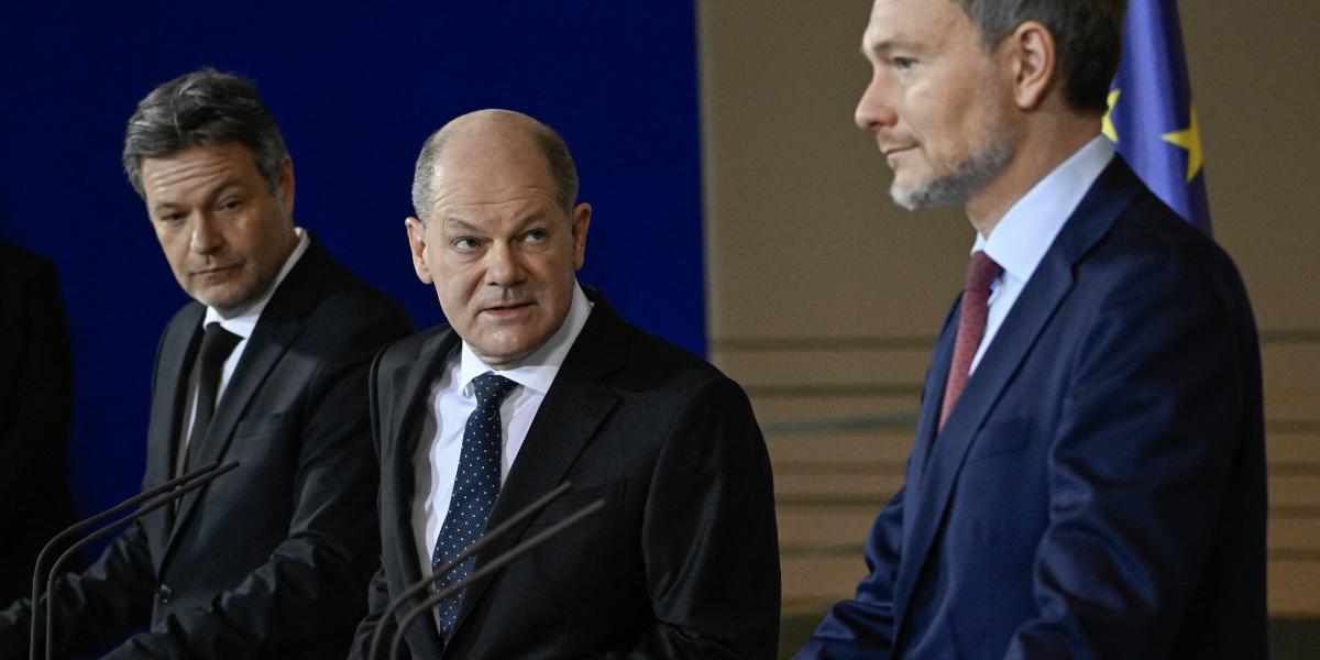 A berlini kormány triumvirátusa, a háttérben Robert Habeck, középen Olaf Scholz, jobb oldalon pedig Christian Lindner