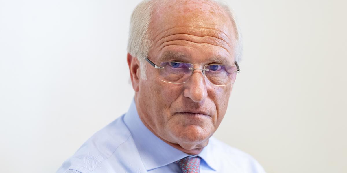 Sugárzik belőle
az értelem eleganciája
– Surányi
György január
3-án 70 éves lett