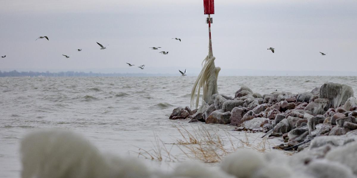 Jég borítja a Balaton partját Fonyódnál, a bélatelepi strandon 2024. január 9-én