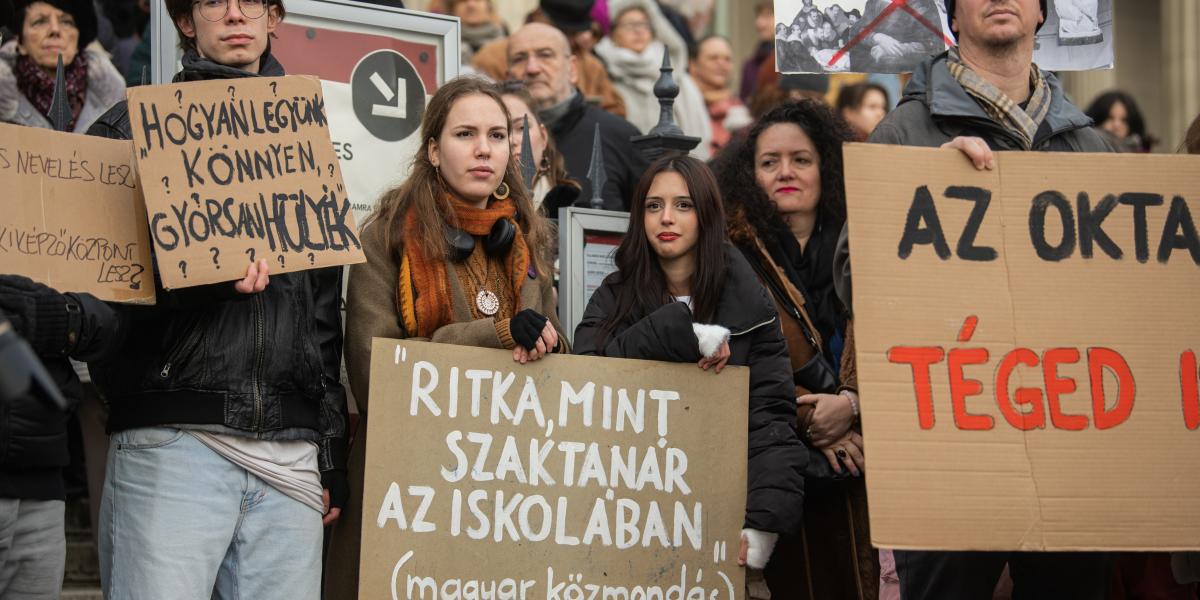 A szabályok átalakításával a tanárhiányt leplezné
a kormány