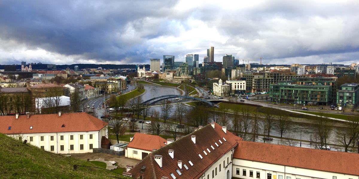 A litván főváros,
Vilnius látképe
a Neris folyó hídjával.
Háttérben
a New York-i
felhőkarcolókat
idéző üvegpalotákból
álló,
modern üzleti
negyed