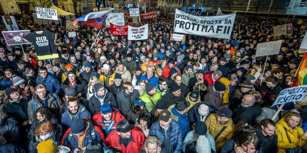 Több tízezren tüntettek a pozsonyi Szlovák nemzeti felkelés terén. Az összehangolt ellenzéki megmozdulás 22 szlovákiai településen vitte utcára az embereket