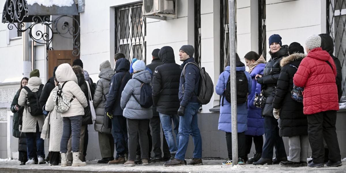 Sorok kígyóznak a Nagyezsgyint támogató aláírásokat gyűjtő irodáknál, pedig ő is csak „őfelsége” kirakat- ellenzéke