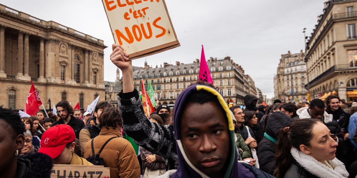 Tüntetés a bevándorlási törvény szigorítása ellen Párizsban a Place du Louvre-on