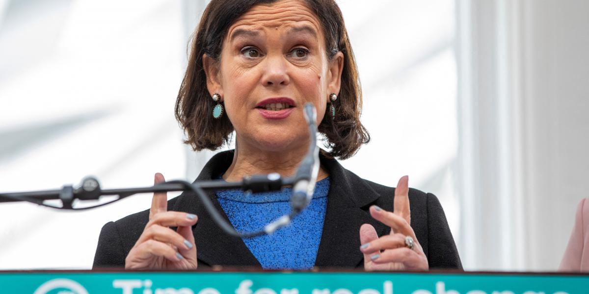 Mary Lou McDonald, a Sinn Féin vezetője szerint az első nacionalista kormányfő kinevezése alkotmányos áttörés lehetőségét is felvillantja, mert ezzel „történelmi mércével kézzel fogható távolságba került az ír újraegyesülés”