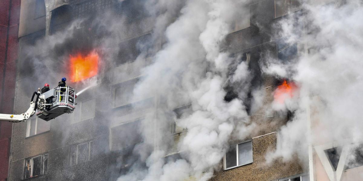 Tűzoltás Kijevben a szerdai  orosz rakétatámadás után