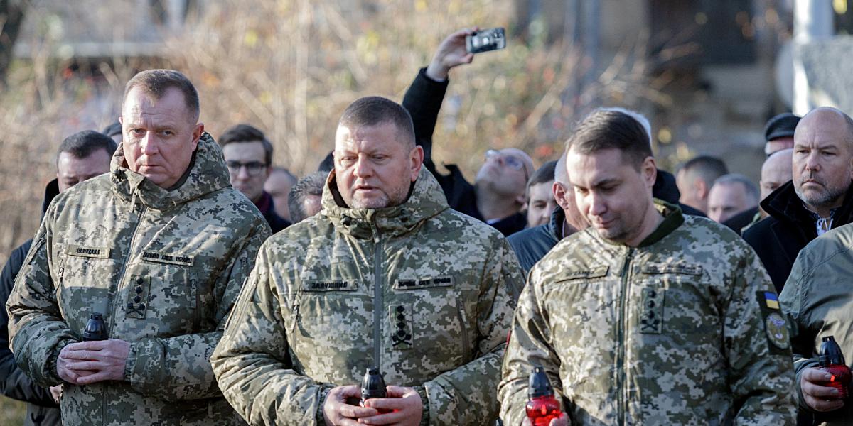 Az ukrán elnök által leváltani készült Szerhij Saptala vezérkari főnök (balra) és Valerij Zaluzsnij főparancsnok, oldalán a posztjára esélyes Kirilo Budanovval, a katonai hírszerzés jelenlegi vezetőjével