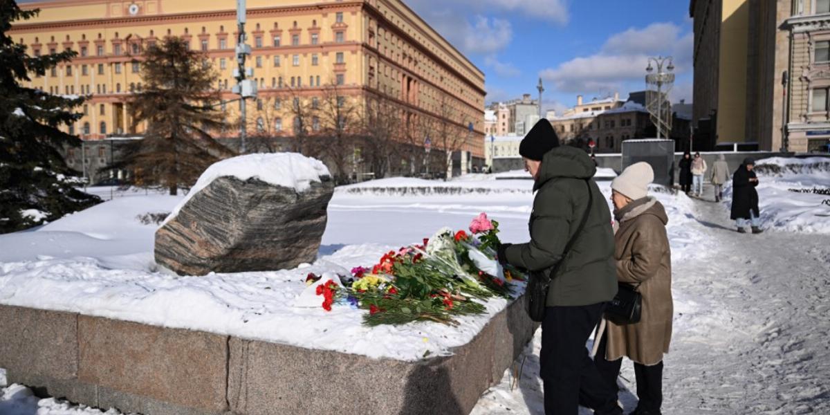  Alekszej Navalnij emléke a Szoloveckij-kőnél, a politikai elnyomás emlékművénél, amely a Navalnij iránti tiszteletadás egyik helyszíne lett, a háttérben az orosz Szövetségi Biztonsági Szolgálat (FSZB) főhadiszállásával Moszkvában 2024. február 20-án.