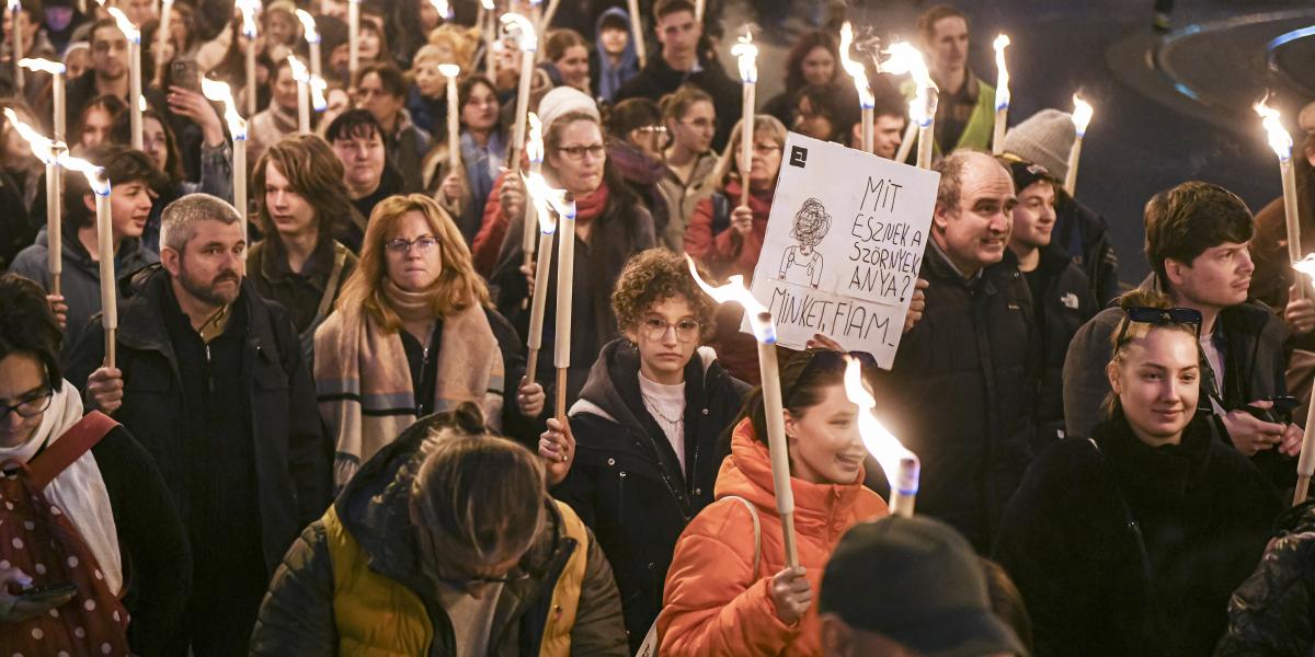 Az Országos Közös Akarat szerda esti fáklyás felvonulása Budapesten, képünk illusztráció. 