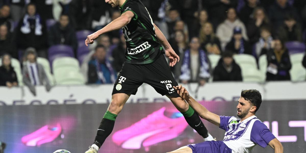 Varga Barnabás (b) gólt lõ az újpesti Davit Kobouri mellett a labdarúgó OTP Bank Liga 22. fordulójában játszott Újpest FC - Ferencvárosi TC mérkõzésen a Szusza Ferenc Stadionban