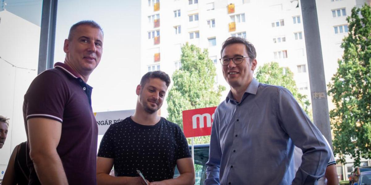 Ungár Péter, Karácsony Gergely és Nemény András városi polgármester 2021-ben a szombathelyi piacon