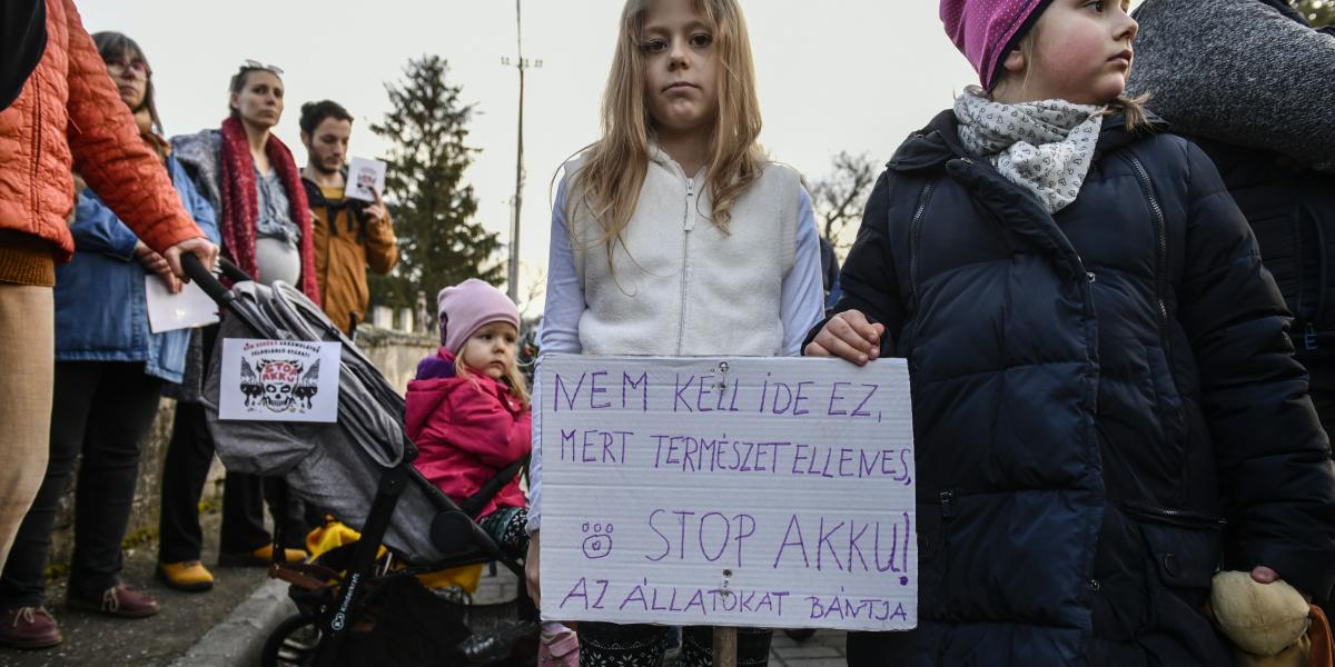 Tiltakozók Sóskúton. A helyi képviselőknek is üzennek a mai ülésre