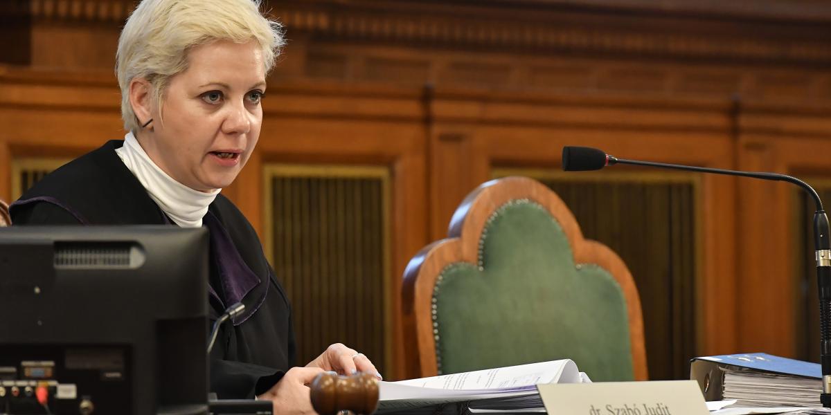 Szabó Judit bíró kihirdeti az ítéletet