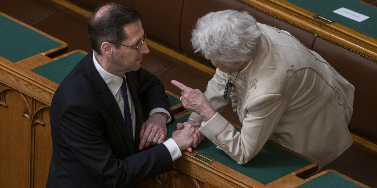 Varga Mihály egy nyugdíjasszervezet képviselőjével. Sok mindenről lehetne és kellene beszélni, de a kormány nem osztja meg a nyugdíjreformmal kapcsolatos terveit