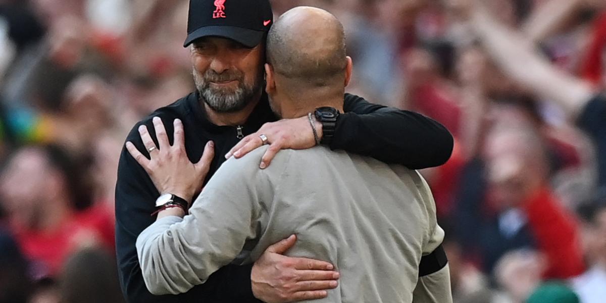 A végéhez közeledik Angliában Klopp (szemben) és Guardiola rivalizálása