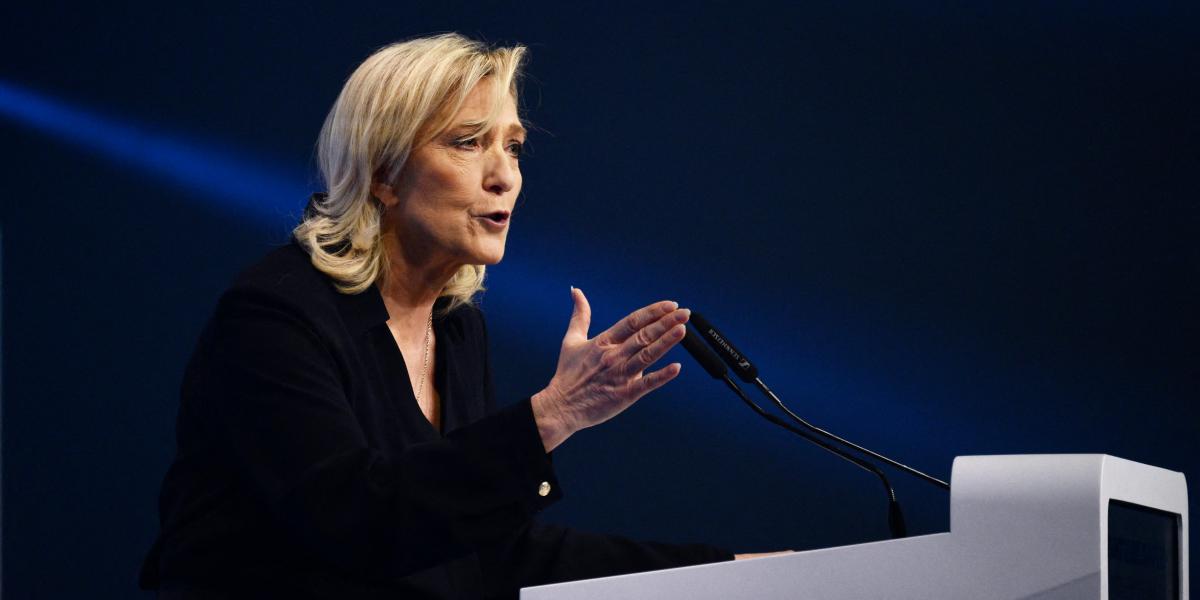 Marine Le Pen számára egyre kínosabb egy padsorban ülni az ultraszélsőséges ideológiát hangoztató képviselőkkel