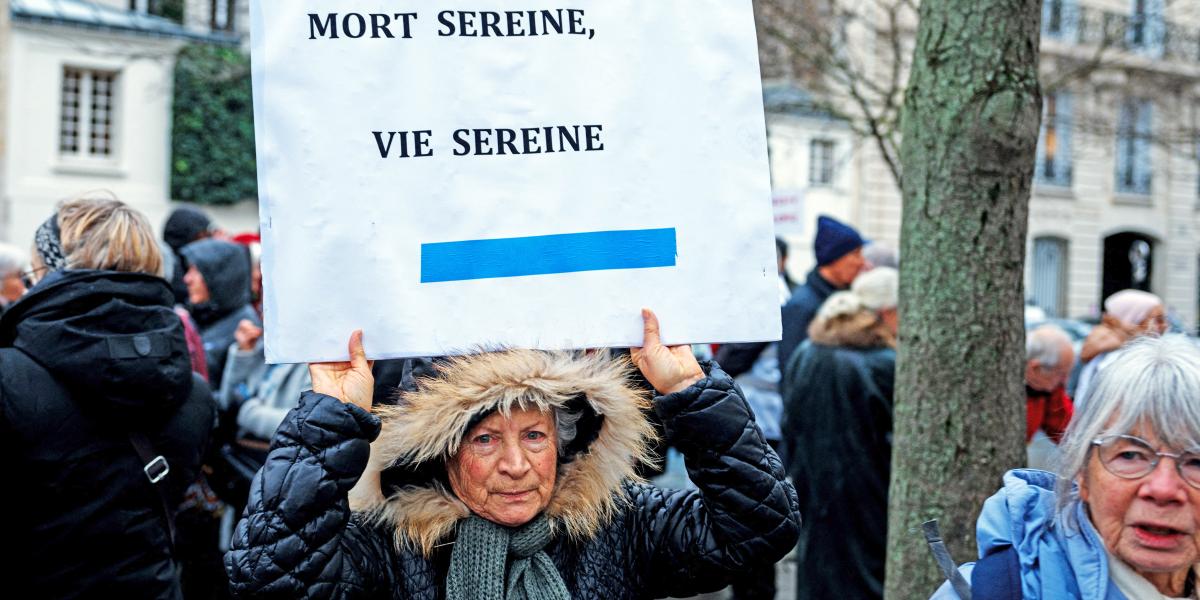 Januári tüntetés az eutanázia mellett Párizsban. A plakáton ,,Békés halál, derűs élet” felirat olvasható