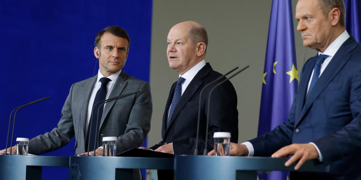 Olaf Scholz német kancellár, Emmanuel Macron francia elnök és Donald Tusk lengyel kormányfő