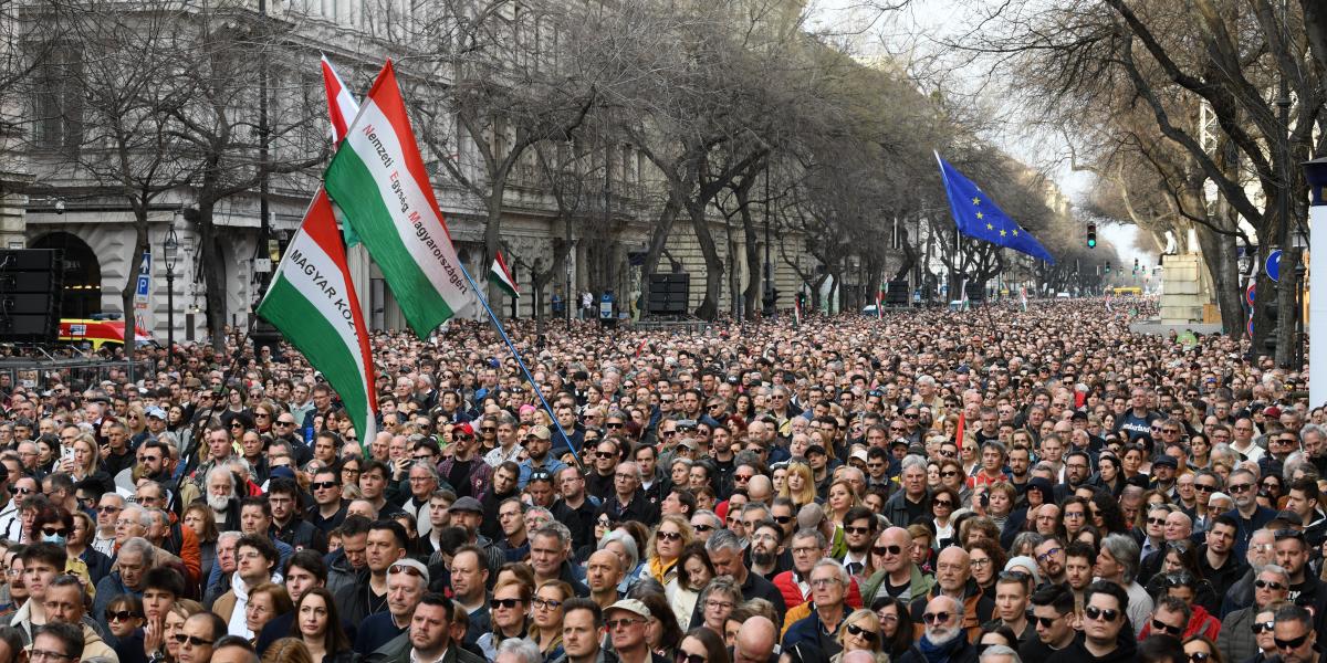 Nagy tömeg Magyar Péter március 15-ei rendezvényén