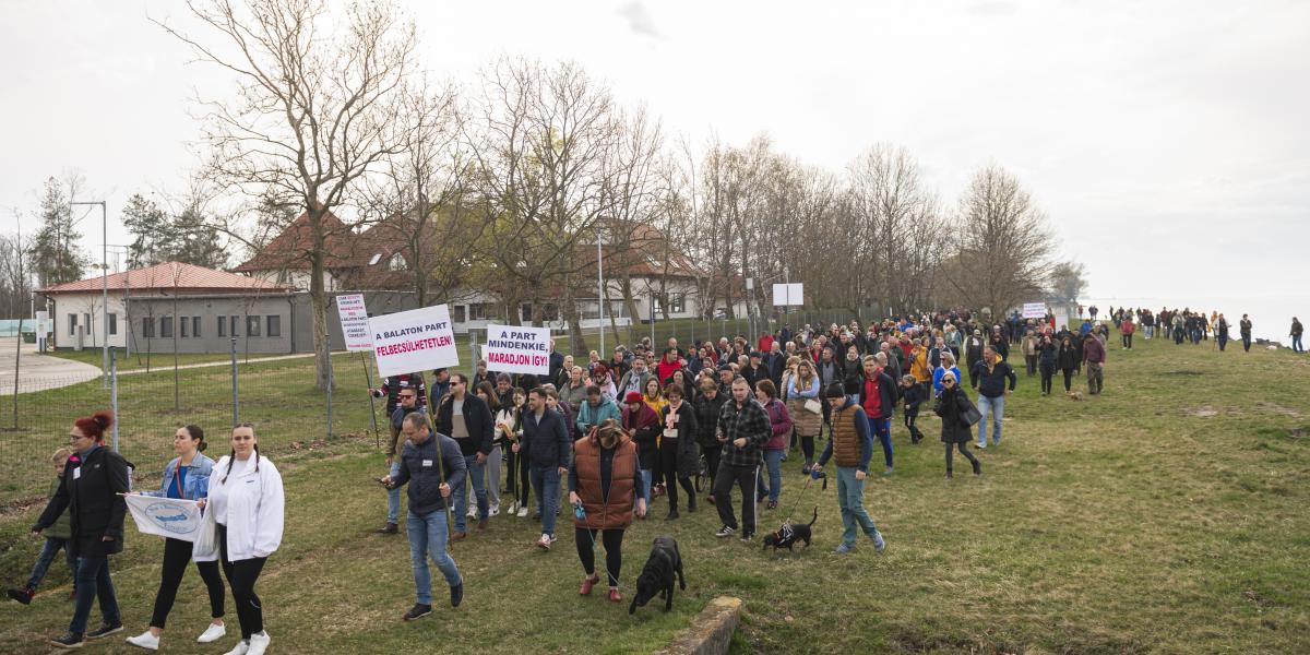 A partszakasz lezárása, átadása nagy felháborodást keltett Fonyódon, ahol szombaton tüntettek is