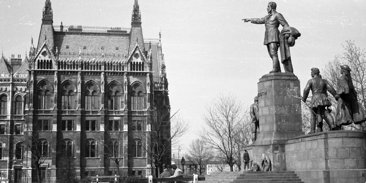 Kisfaludi Stróbl Zsigmond a Parlament elől mára eltüntetett, 1952-es Kossuth-szobra. Március 15-tel a Horthy-, a Rákosi- és a Kádár-rendszernek is megvolt a maga baja 