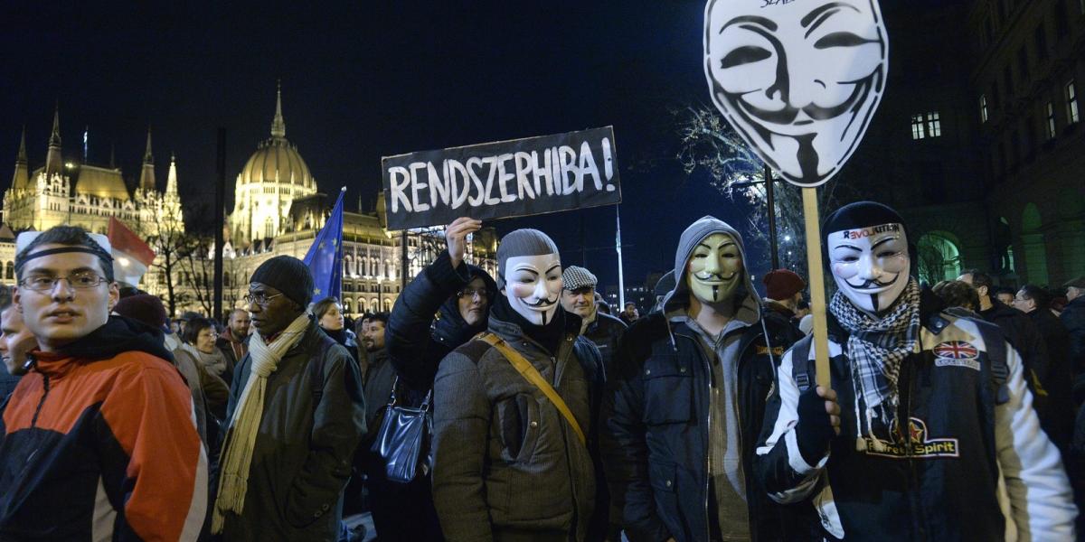 Guy Fawkes-maszkot viselő tüntetők az "1000 milliárdan a tisztességes adózásért" elnevezésű Facebook-csoport által "A mi országu