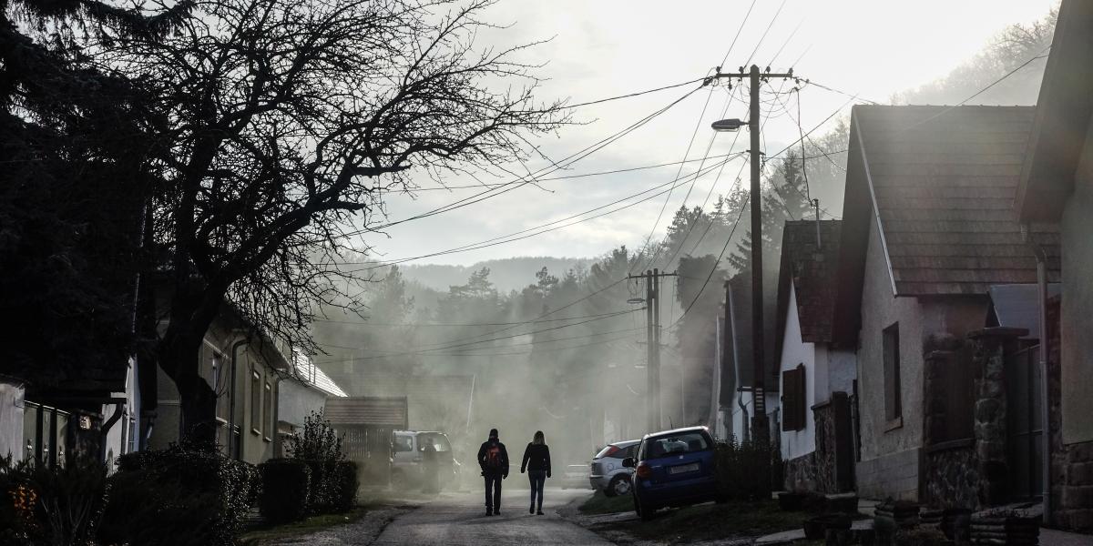 A családi házak kályháiban gyakorta nem csak fa ég, erről tanúskodik a sötét füst és a bűz is