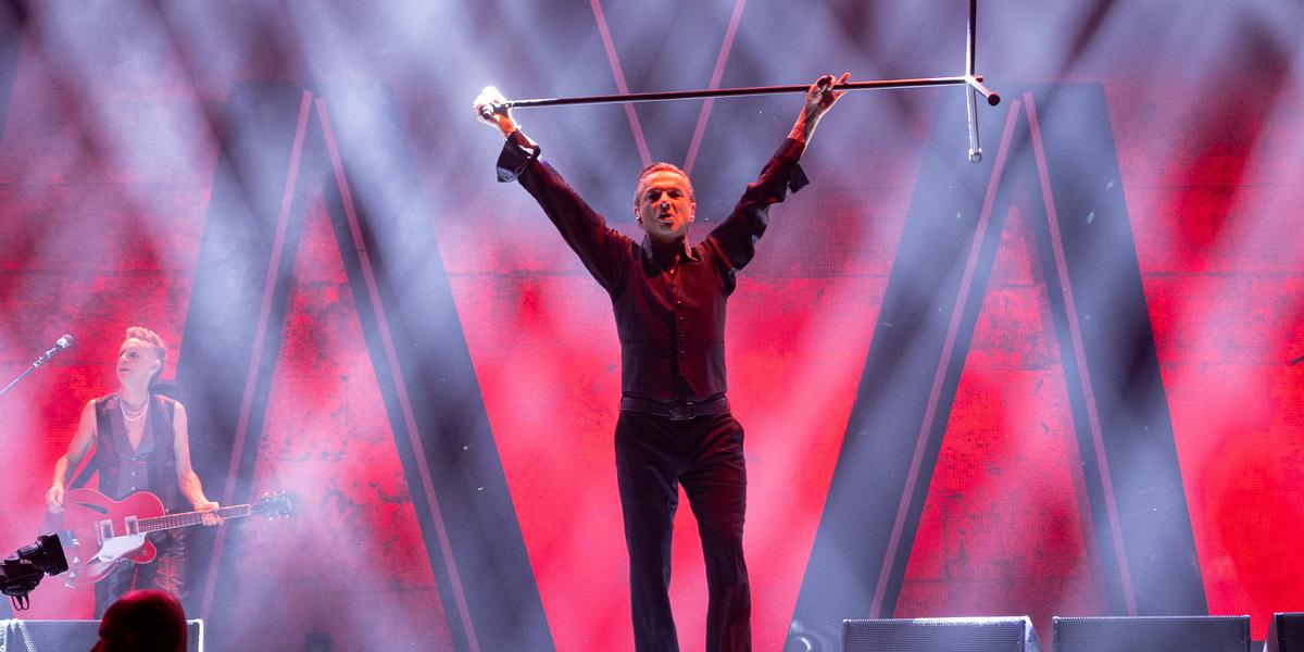 Dave Gahan zenésztársai­val mindent megtett a hangulat érdekében