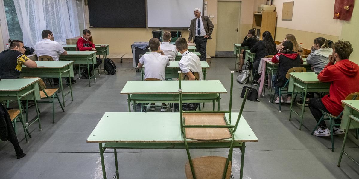 Tavaly őszi adatok szerint a teljes munkaidőben foglalkoztatott pedagógusok létszáma 126 966-ra csökkent