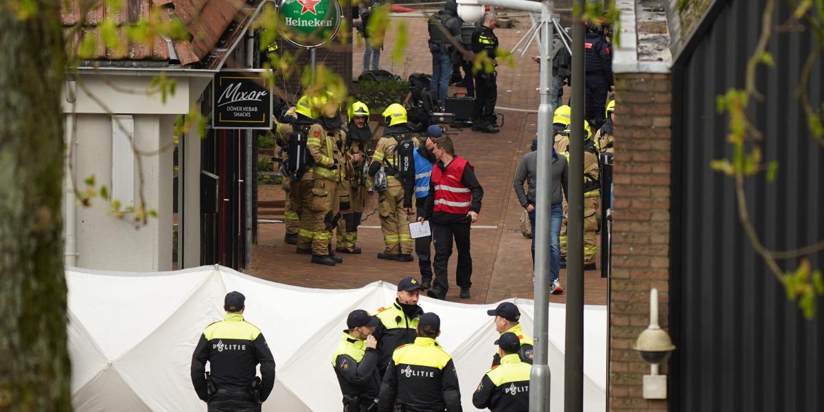 Rendőrök és tűzszerészek a Café Petticoat épületénél, a hollandiai Ede városában