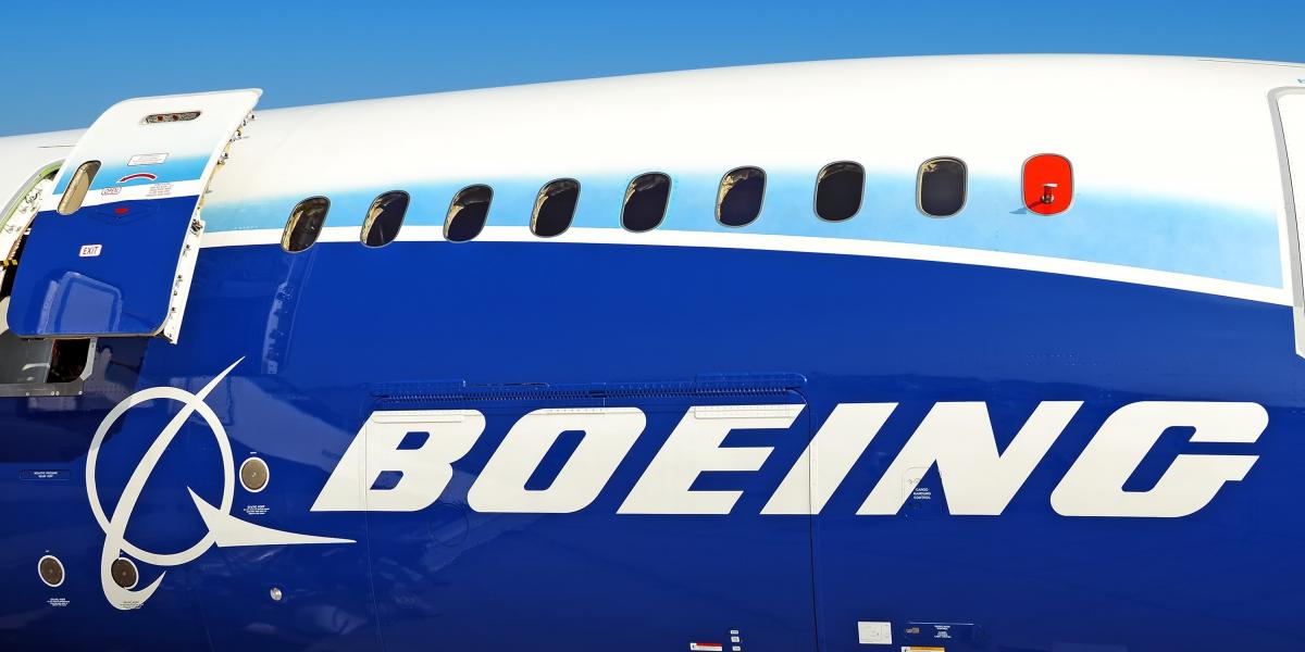 A Boeingnek mostanában nincs jó híre, felerősödtek a céggel szembeni kritikus hangok, miután januárban egy vadonatúj Boeing 737 Max gépen felszállás után levált az egyik, vészkijáratként is szolgáló oldalpanel